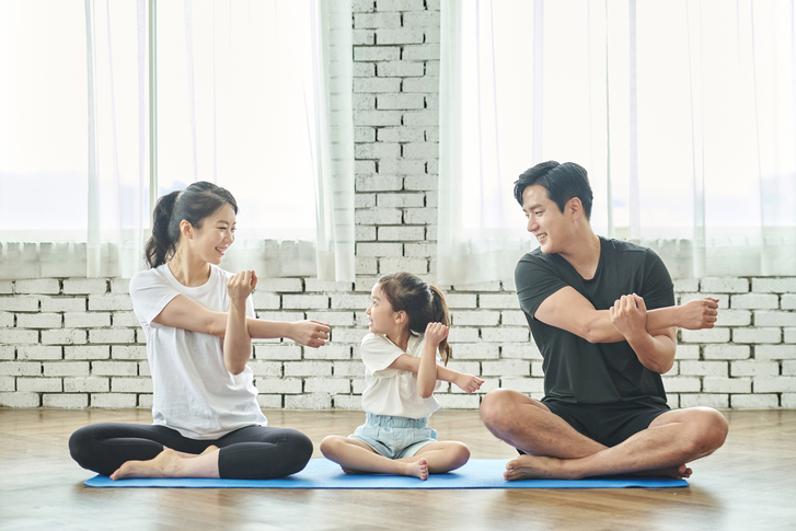 홈트레이닝 하는 가족 사진