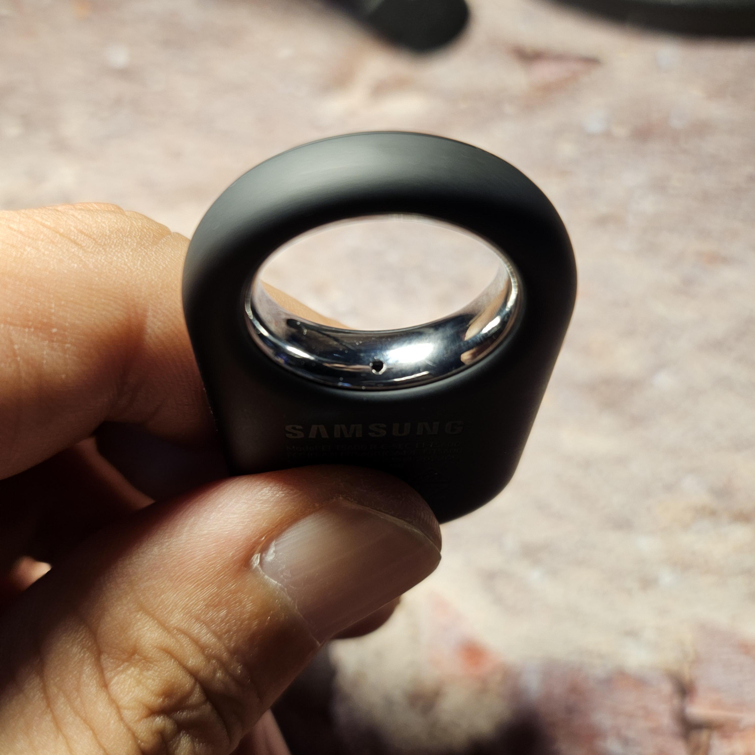 갤럭시 스마트태그2 배터리 분리 홀 사진