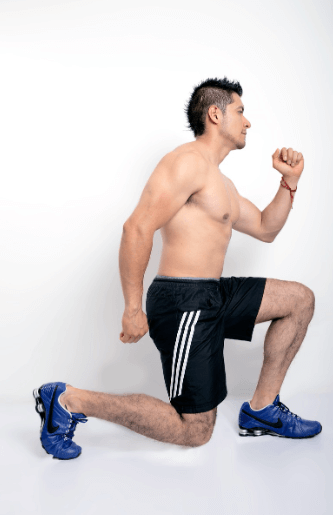 남성이 근육운동 런지 자세를 하고 있다