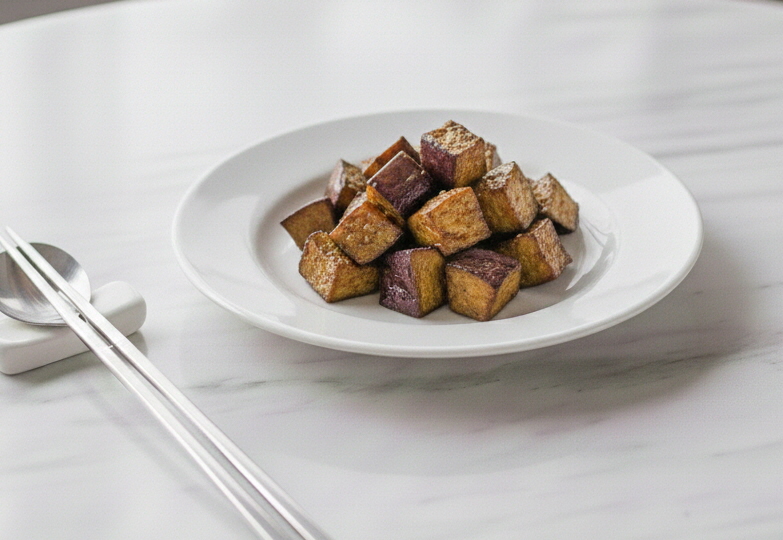 센 불에 빠르게 볶아 먹음직스러운 보랏빛 가지볶음 반찬