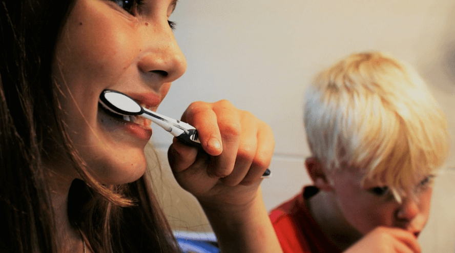 이가 시린 이유가 될 수 있는 잘못된 양치질