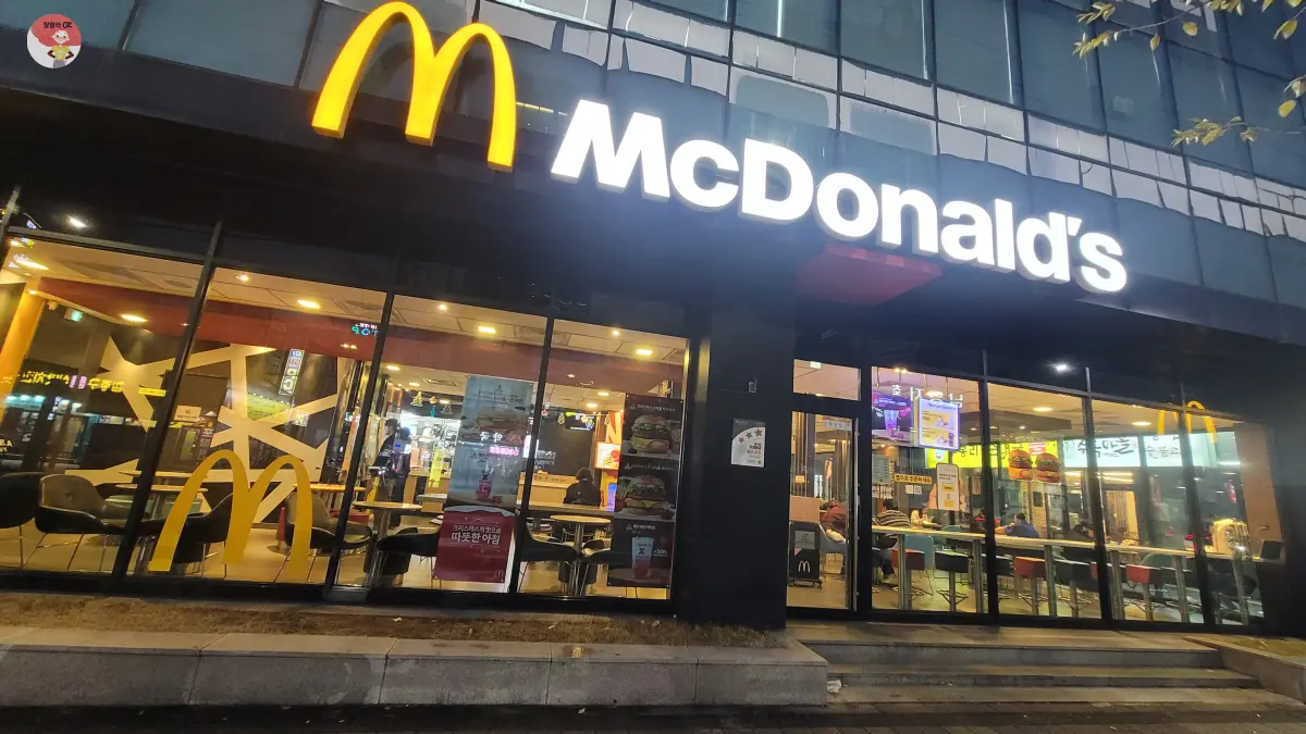 경기-구리-수택동-맥도널드-외관, 선명한 노란색 맥도널드 로고,통유리창을 통해 햄버거를 즐기고 있는 몇몇 사람들