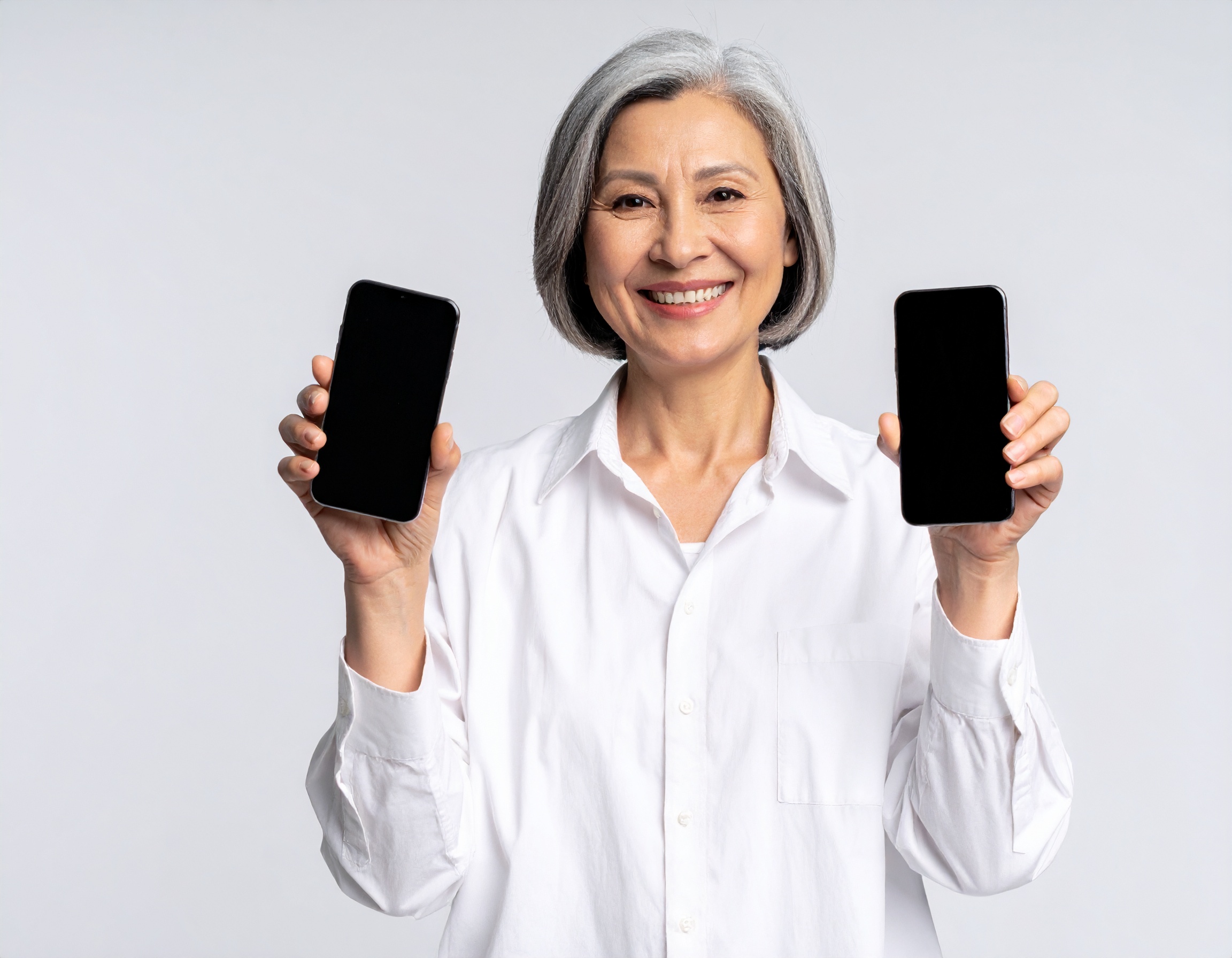 스마트폰을 들고 기능을 소개하는 70대 여성