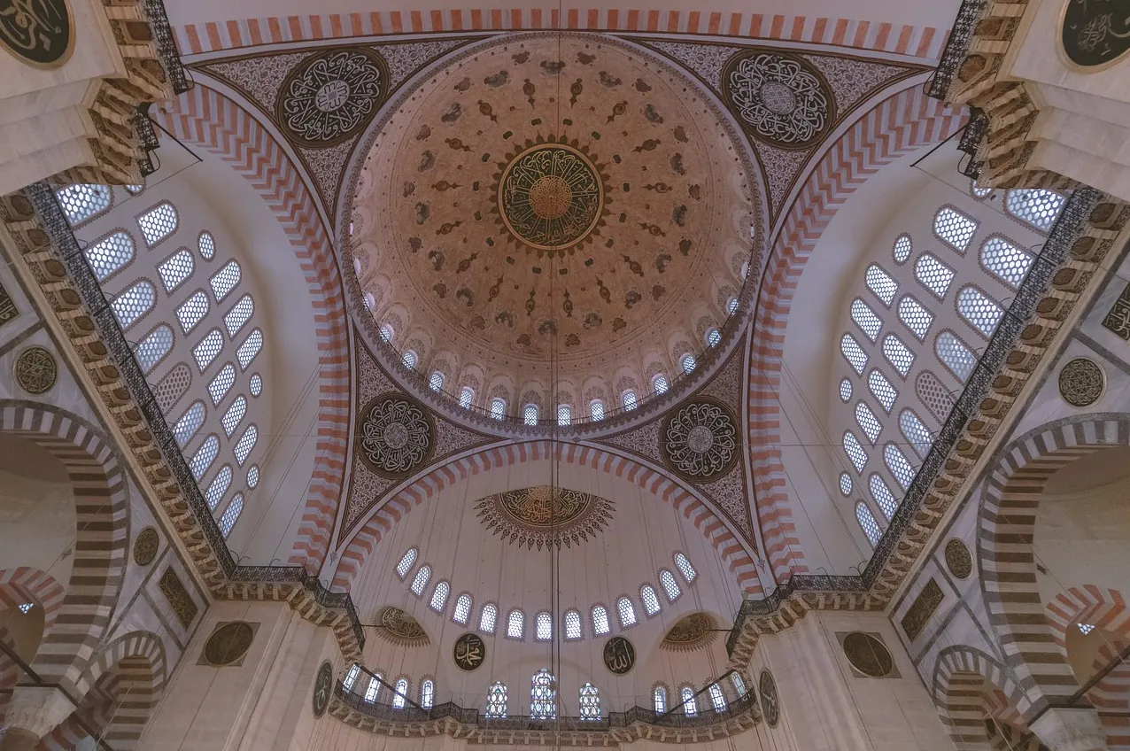 비잔틴 건축 양식의 대표 건축물 하기아 소피아 성당의 돔천정