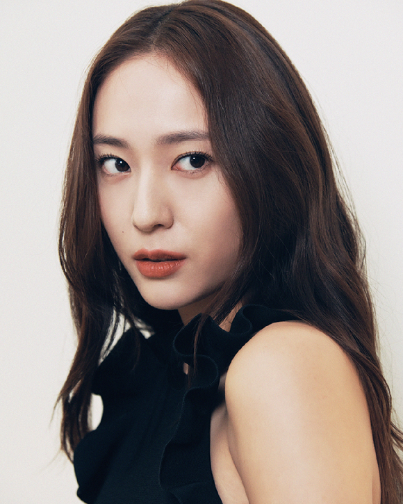 배우 정수정이 영화 &#39;거미집&#39;(감독 김지운) 인터뷰에 앞서 포즈를 취하고 있다. [사진=바른손이앤에이]