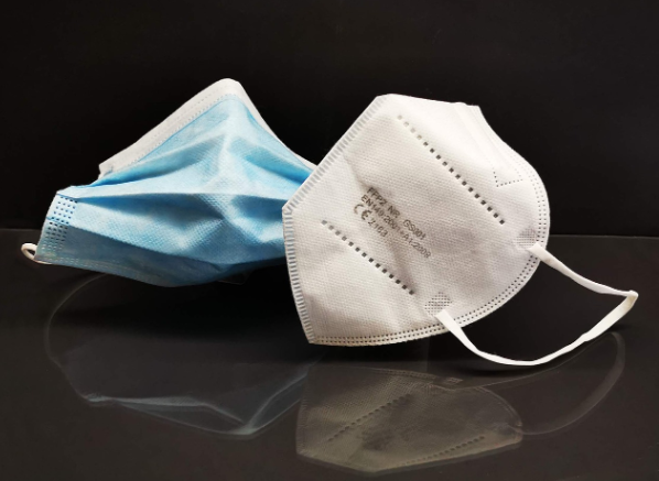 마스크 2개가 놓여져있는 사진