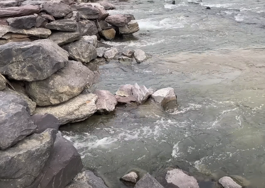 돌 틈새틈새로 물의 흐름이 돌을 무너 뜨리지 못하도록 물길을 충분히 만들어 주어서 다리는 천년이 넘는 동안 한번도 위기를 갖은 적이 없었습니다.