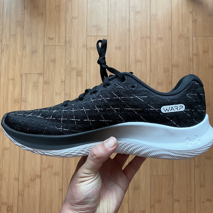 손에 들고 있는 언더아머 플로우 벨로시티 윈드 2 러닝화 오른쪽 측면 전체 모습