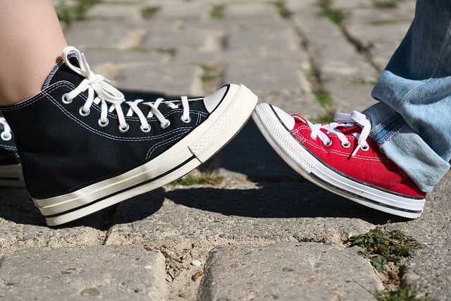 남녀-운동화끼리-마주대고-있는-사진