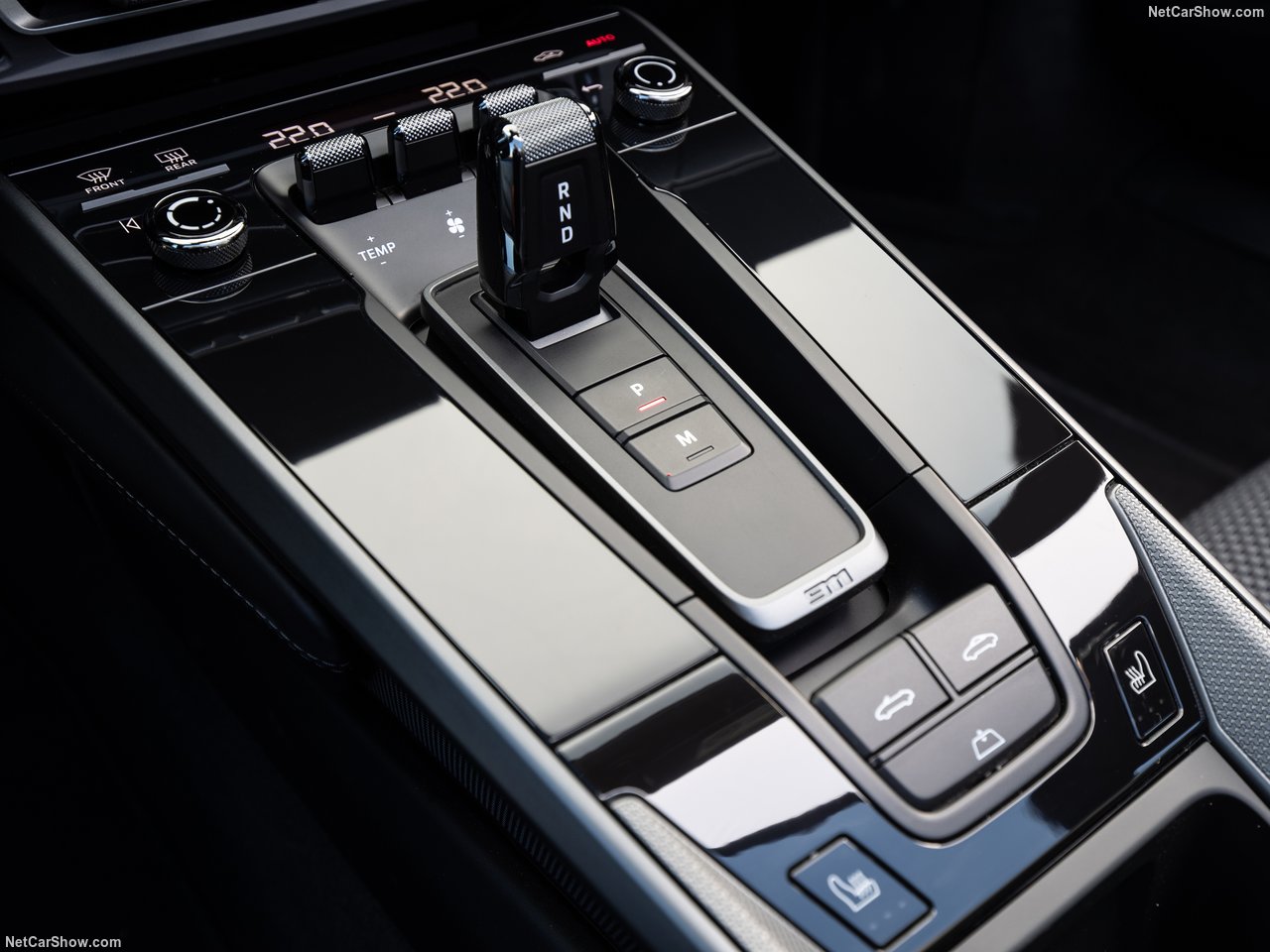 2024년 포르쉐 911 8세대 모델 실내 기어박스 사진 출처 카위키