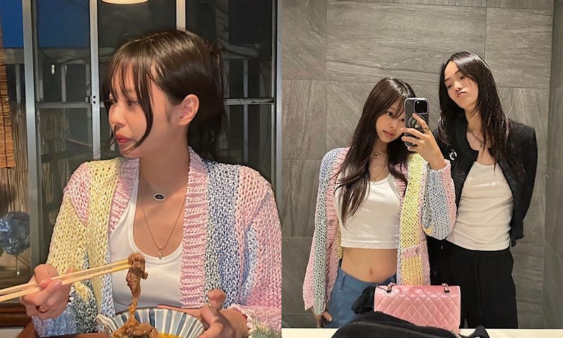 핑크, 노랑, 하늘색이 섞인 샤넬 카디건과 핑크색 샤넬백을 메고 있는 블랙핑크 멤버 제니 사진입니다. 그녀는 친한 친구인 신현지와 함께 사진을 찍었습니다. 신현지님은 블랙 컬러로 옷을 입었고 제니는 산뜻한 봄 느낌으로 옷을 입었습니다. 사진 출처는 인스타그램 jennierubyjane 입니다.