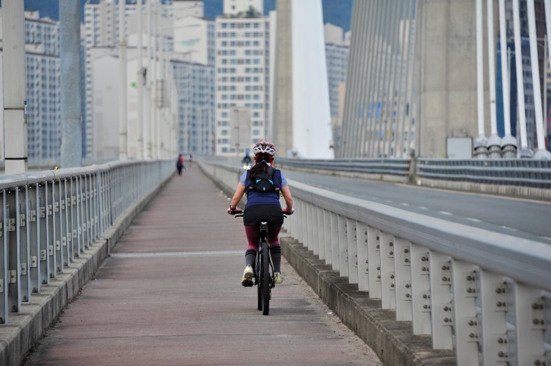 대명화명대교 자전가 도로에서 자전거 타는 모습