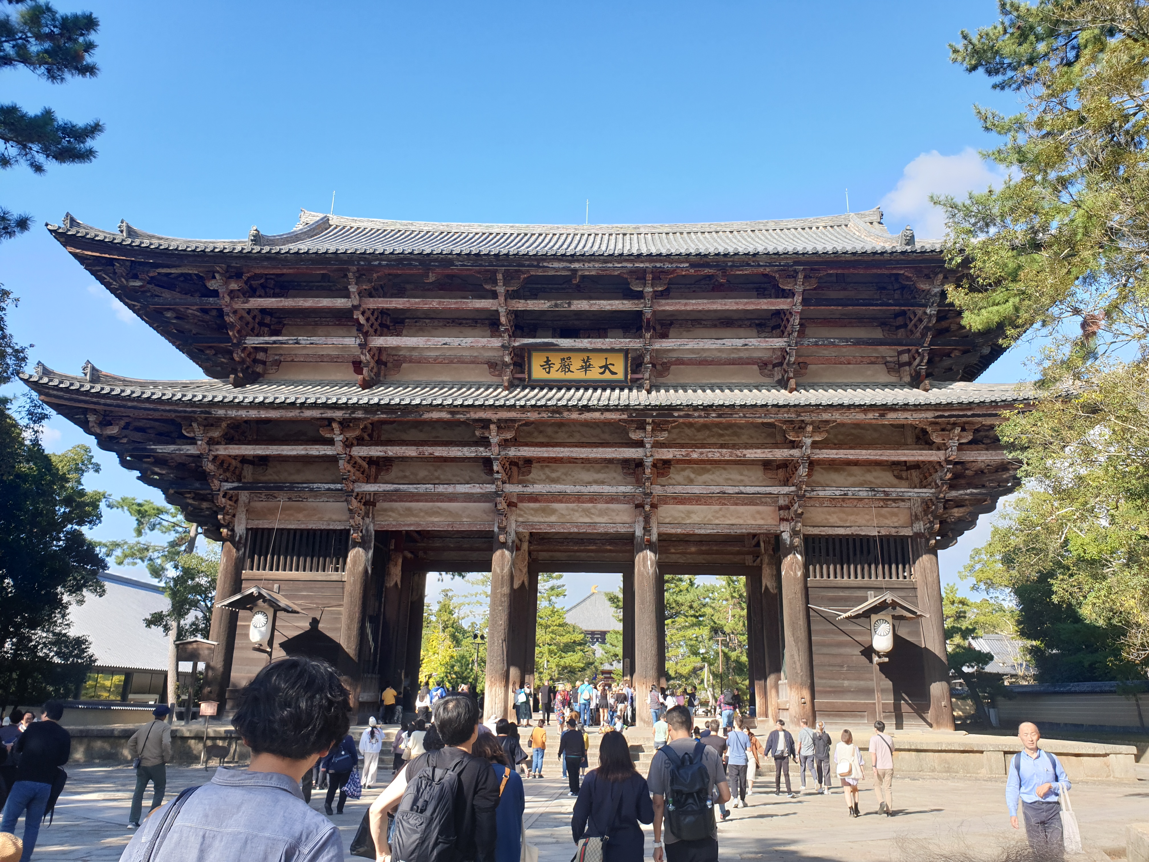 일본 나라현에 있는 1500년 사찰 동대사 입구