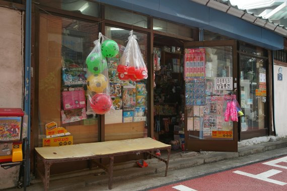 추억의 문방구 문화, 학교 앞 작은 세계