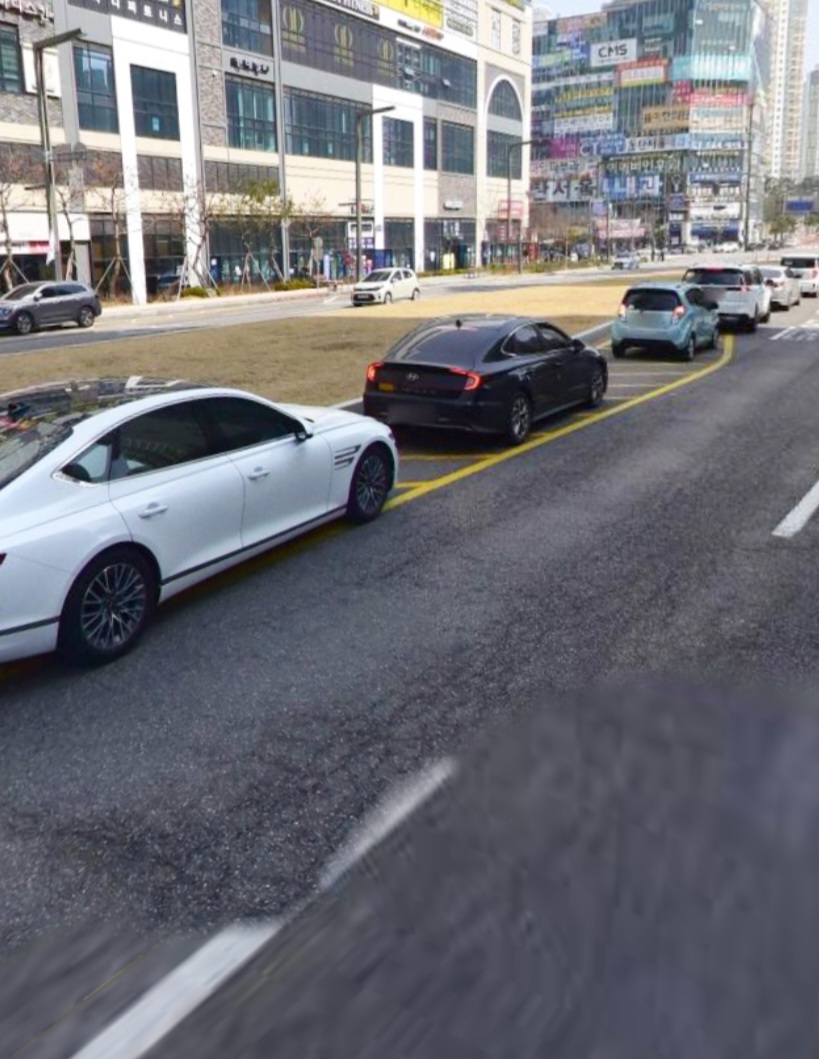 좌회전 하기 위해 안전지대 서있는 차들 사진