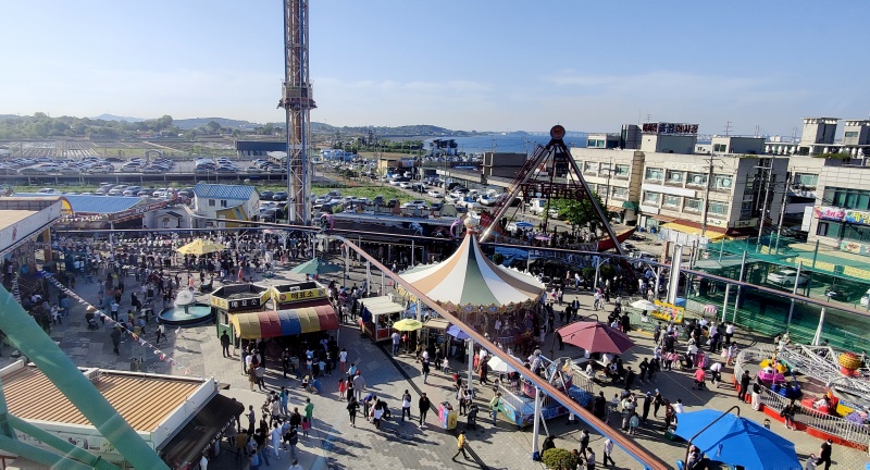 어린이날 대관람차 위에서 본 삽교호 놀이동산 모습 사람이 있긴하지만 붐비지 않음