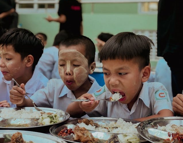 급식을 먹고 있는 아이들의 모습