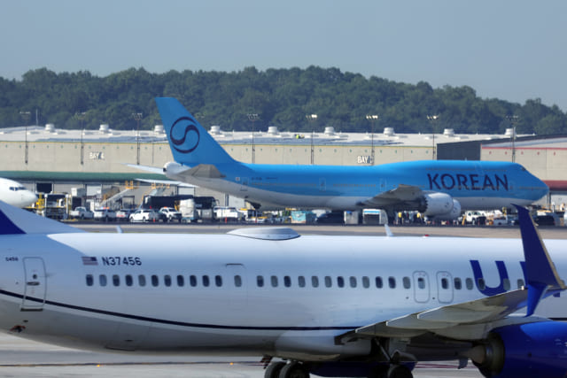 미국 이민당국에 의해 체포·구금됐다 풀려난 한국인 근로자들이 탑승한 버스가 11일(현지시간) 미국 조지아주 하츠필드-잭슨 애틀랜타 국제공항에 도착해 대한항공 전세기 옆에서 대기하고 있다.