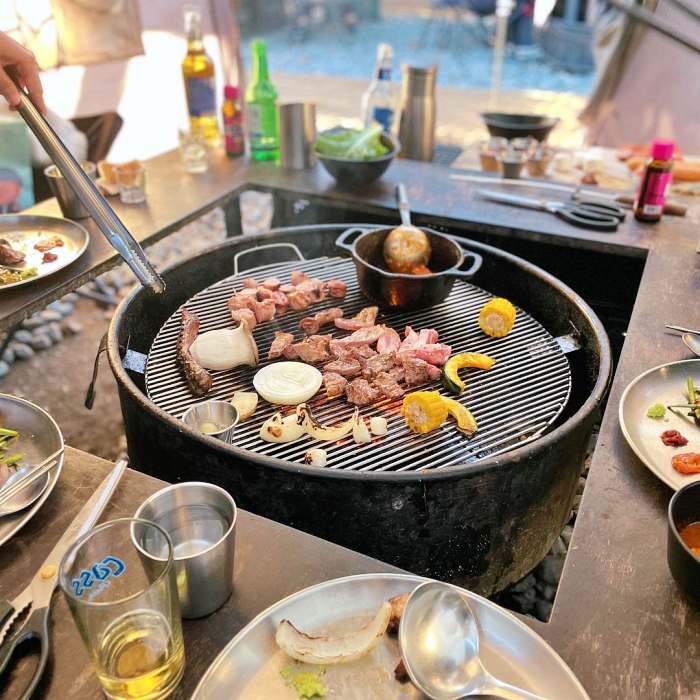 생방송투데이 하남 검단산 직접 기르고 도축 캠핑 텐트 돼지고기 모둠 바베큐 구이 맛집