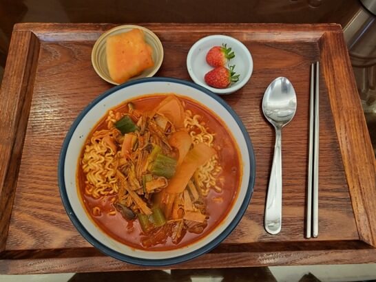 육라면-숟가락-젓가락-석박지-딸기