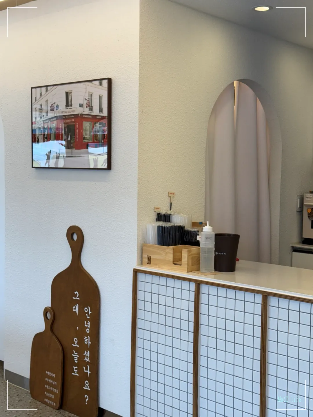 동네커피-서산-해미읍성-커피맛집-바닐라라떼-동네라떼-베이글-수제샌드위치-우드톤-화이트-인테리어