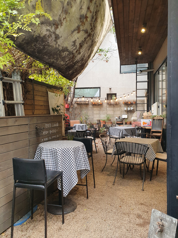 김광석거리-외국-분위기-야외-카페