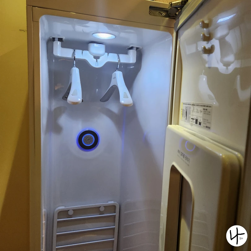 옷걸이-두개가-걸어진-스타일러스-내부