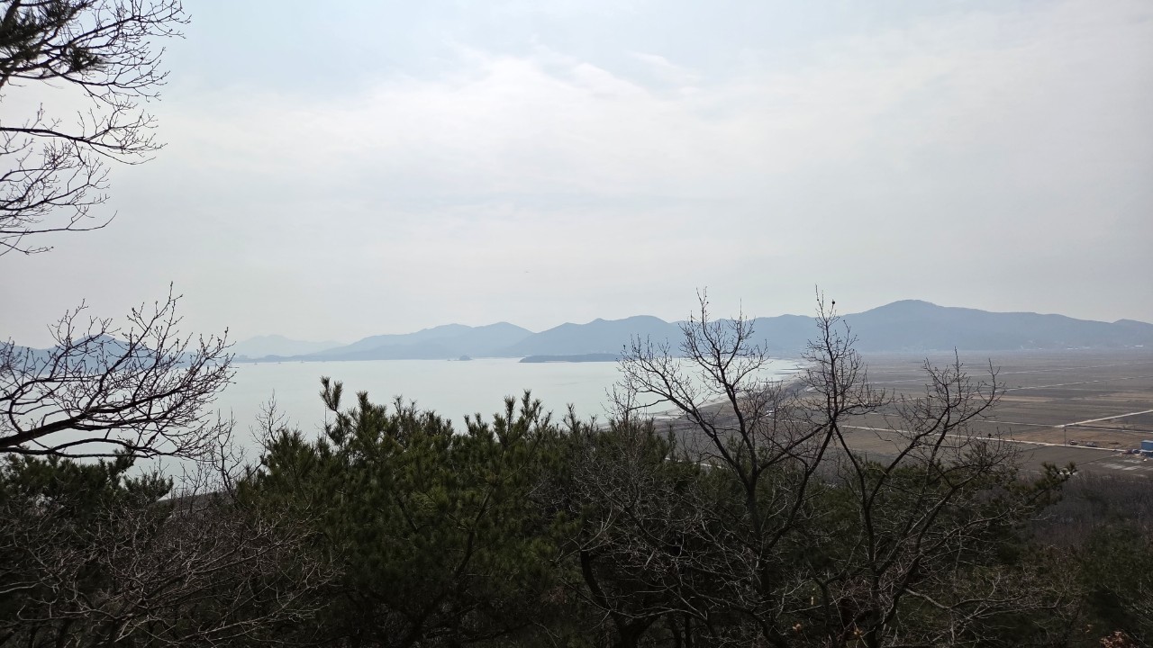 능선에서 바라보는 해안가
