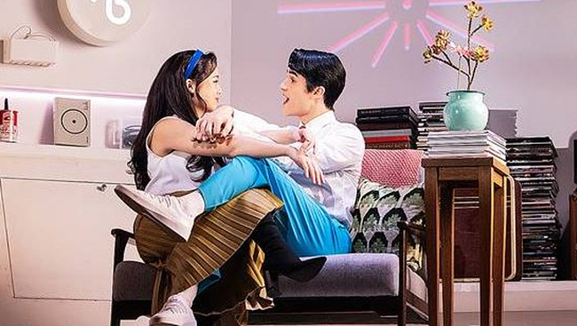 어쩌면 해피엔딩'에서 올리버(대런 크리스)와 클레어(헬렌 J.셴)는 사람과 흡사한 로봇, '헬퍼봇' 연기 장면 사진