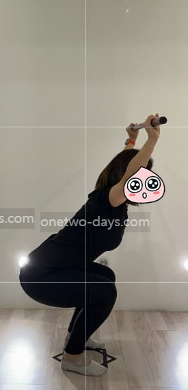 [교정 후] 중둔근 강화 후 안정된 스쿼트 자세 변화