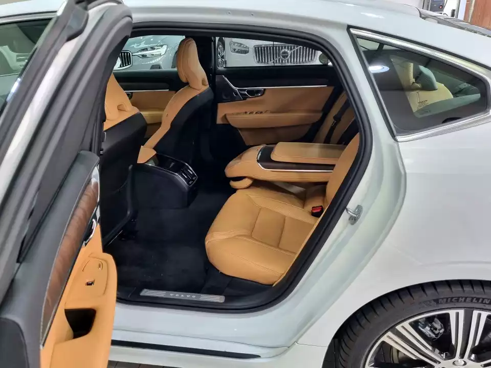 볼보 S90 B6의 뒷좌석을 살피던 모습입니다.