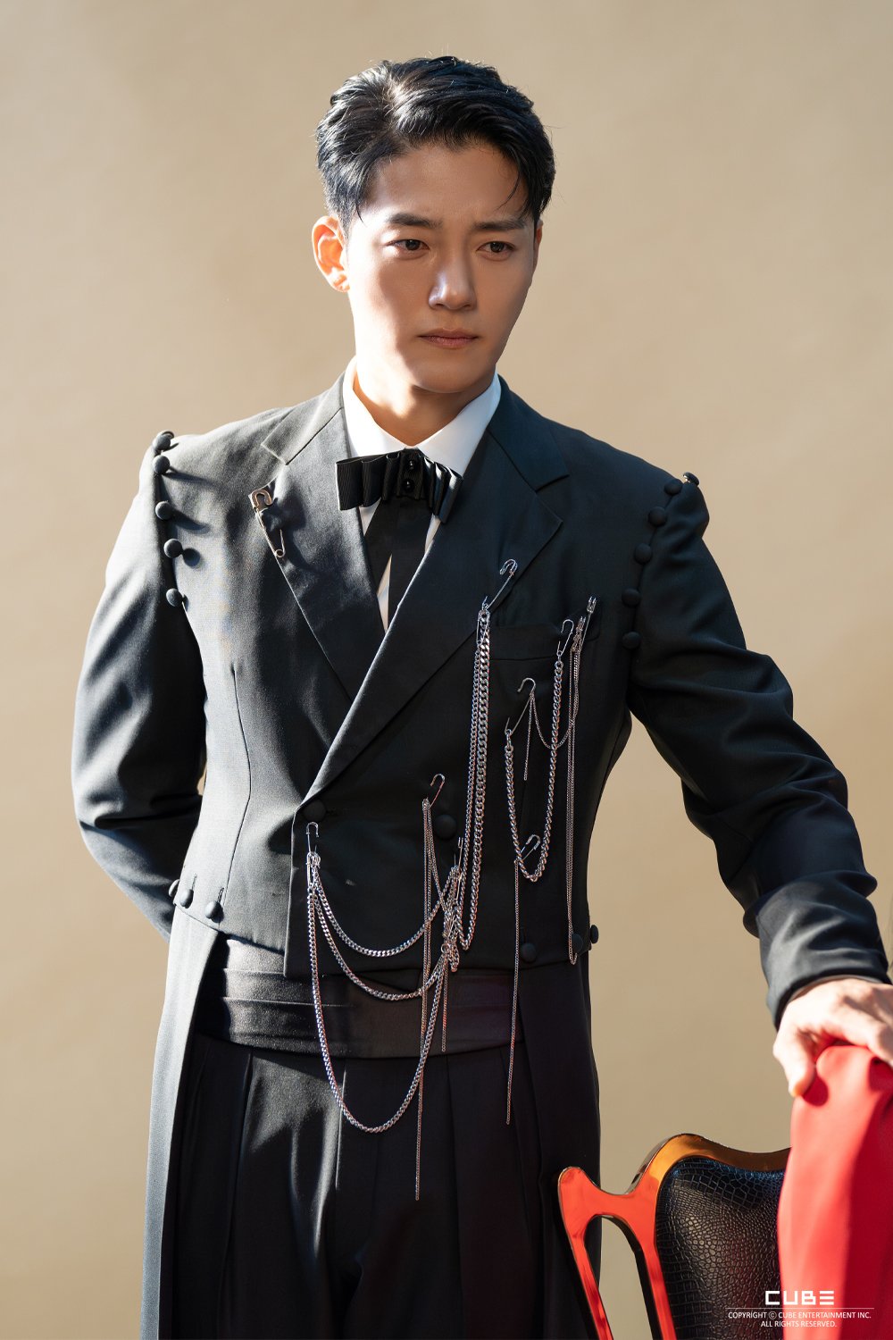 우아한 제국에서 하자한 주인공 김진우