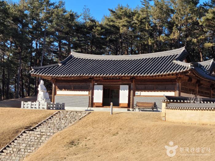 괴시리전통마을에 목은이색기념관이 자리해있다.