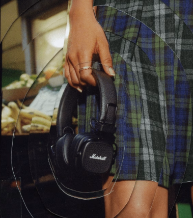 마샬 헤드폰을 들고 있는 여자