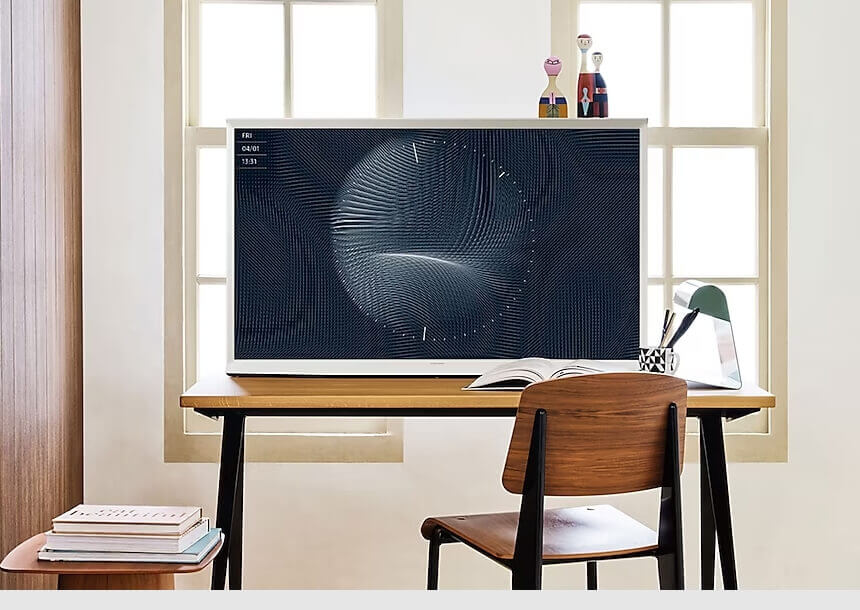 책상 위에 놓인 TV