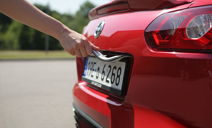 자동차 번호판 구부리기 사진