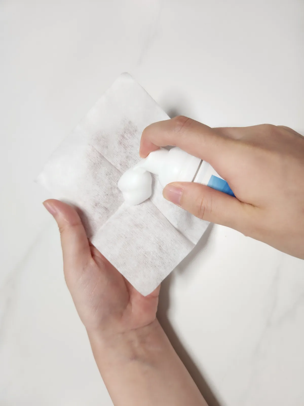 펼친-솜에-눈꺼풀-세정제를-펌핑하는-이미지