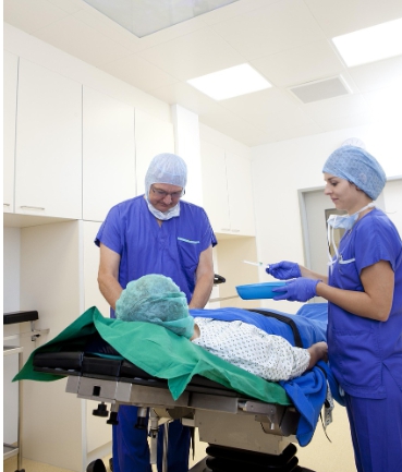 암환자 수술전 수술대에 누워서 마취주사 놓는 모습