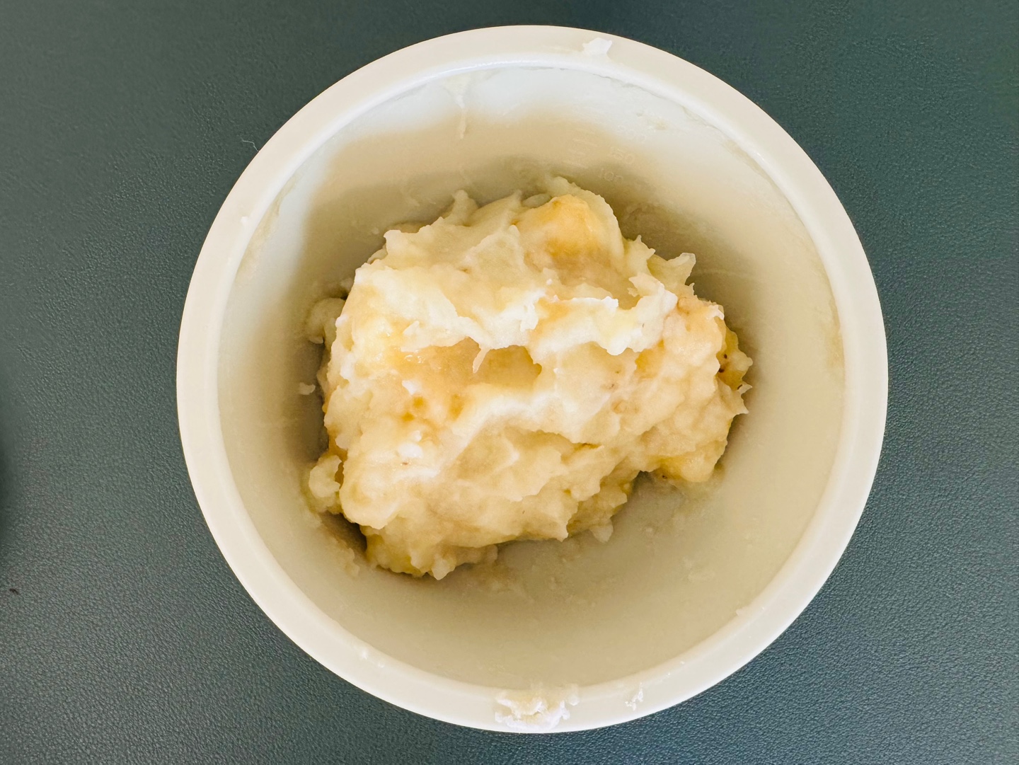 흰색 이유식 그릇에 담긴 부드럽고 포슬포슬한 바나나감자매시