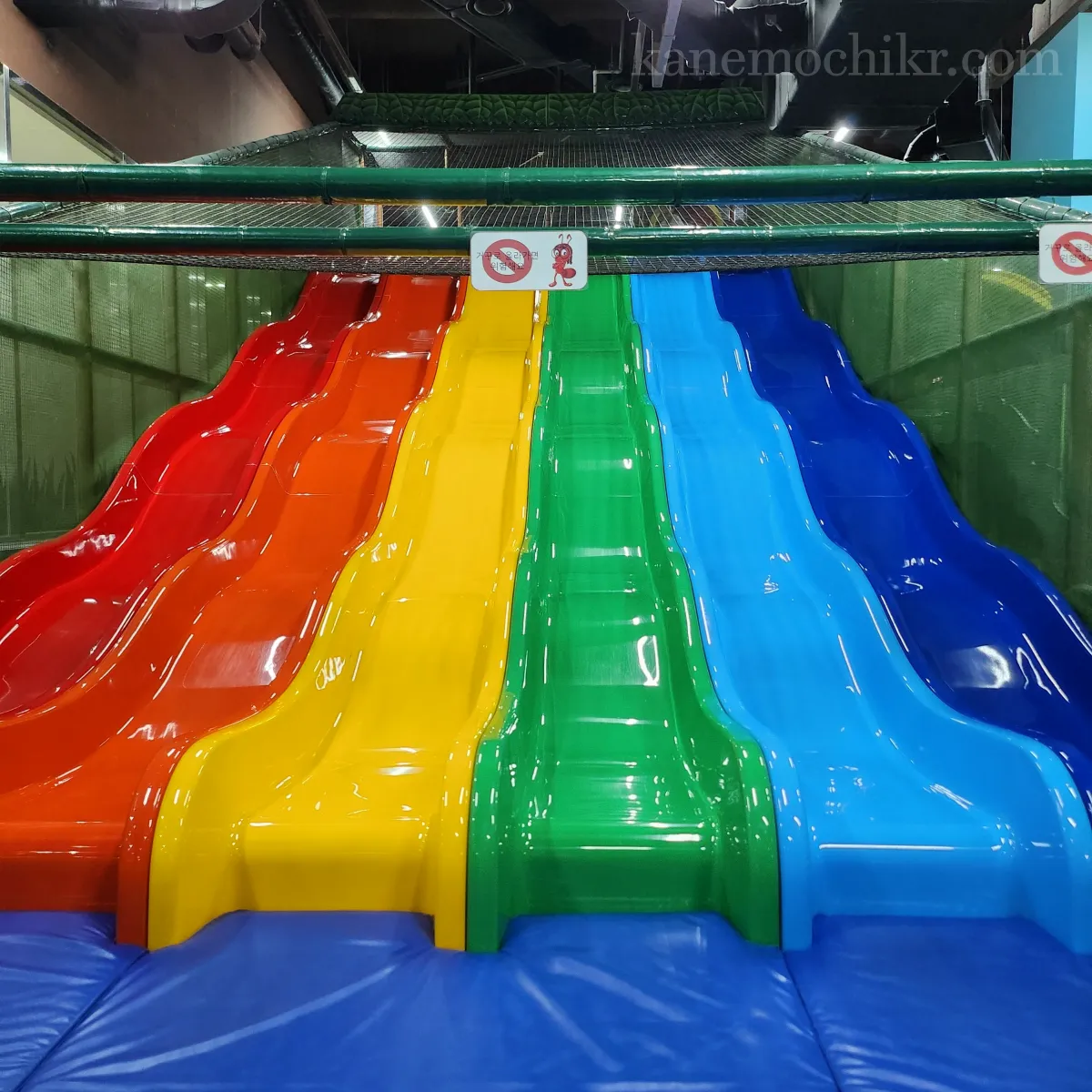 앤트월드-레인보우-슬라이드