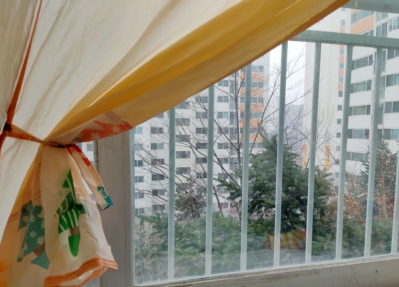 텐트안쪽에서 창밖 첫눈을 구경하는 사진