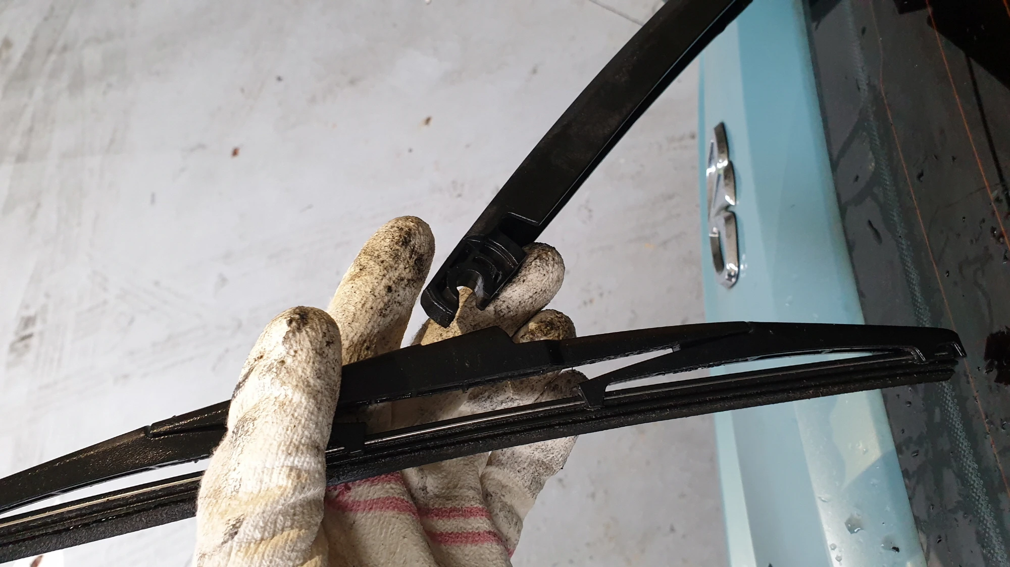 리어와이퍼 끼우는 모습