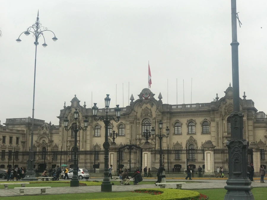 리마 아르마스 광장의 페루 대통령궁(Palacio de Gobierno) 전경