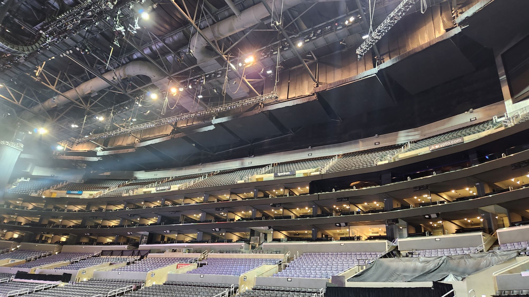 크립토 아레나 객석 막