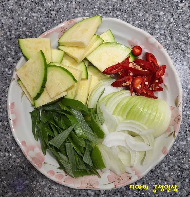 호박, 채 썰 은 빨간 고추. 채 썰 은 양파와 대파