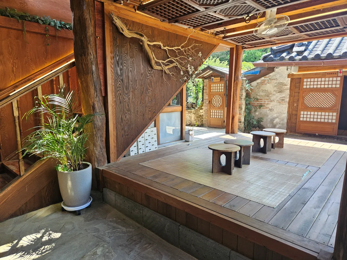 한옥-느낌의-평상-위-테이블