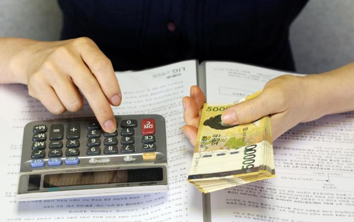 2026년 근로장려금 반기신청, 받은 돈 다 뱉어내는 '환수 폭탄' 피하는 법 확인하러 가기