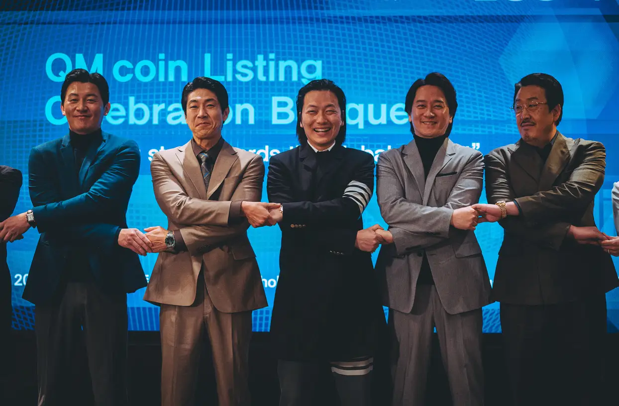 범죄도시-뒷편 파란브라운관앞 웃으며 사업동반자와 악수하는 이동휘