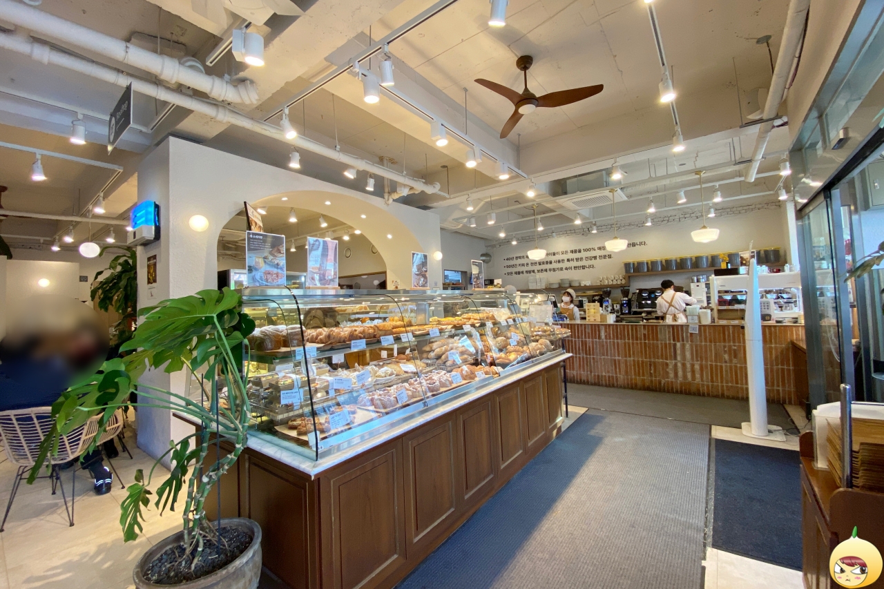 셰프의 아이들 빵진열대 공간