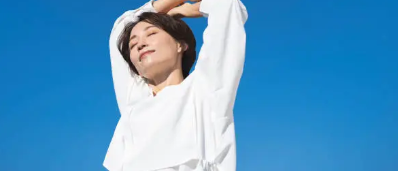 아침 햇살을 받으며 개운하게 기지개를 켜는 활기찬 모습